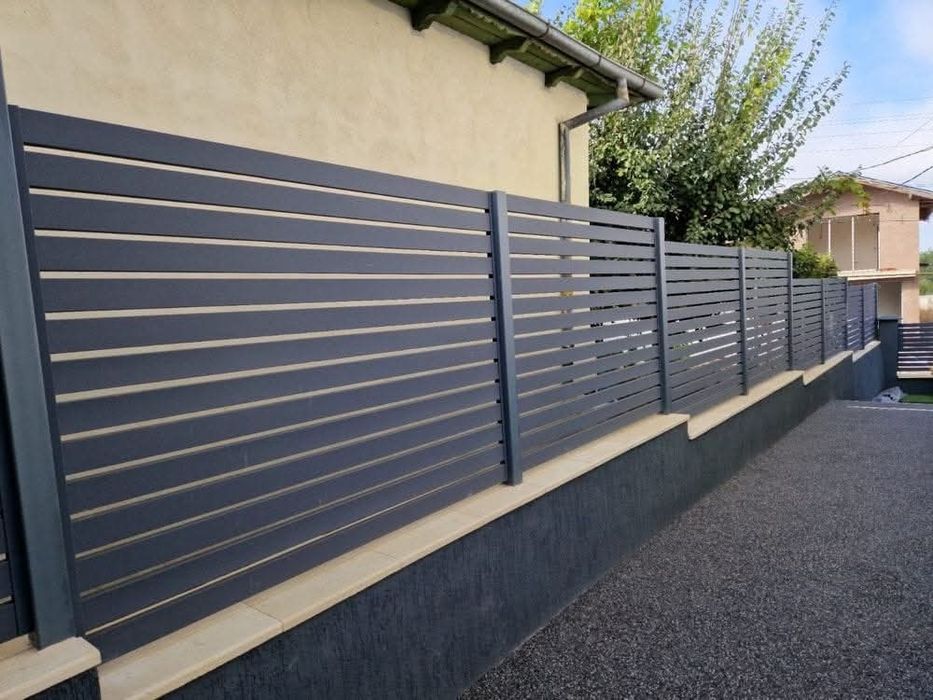 Garduri și porți din jaluzele șipcă metalică place de beton