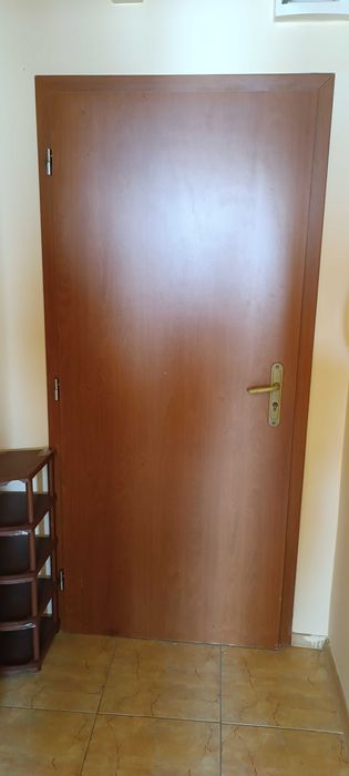 Продавам 2 интериорни дървени врати