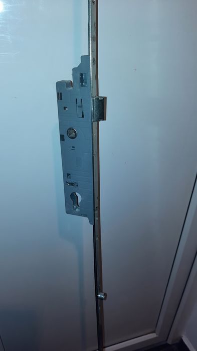 Broasca cu tija închidere multipunct pentru uși pvc.