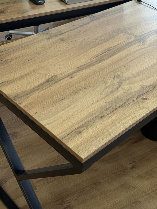 Офисные стол и стулья