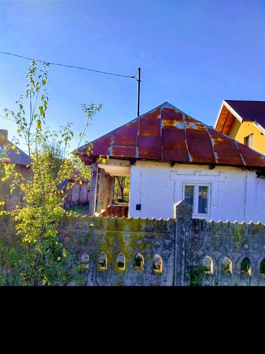 Casa bătrânescă cu teren generos în localitate