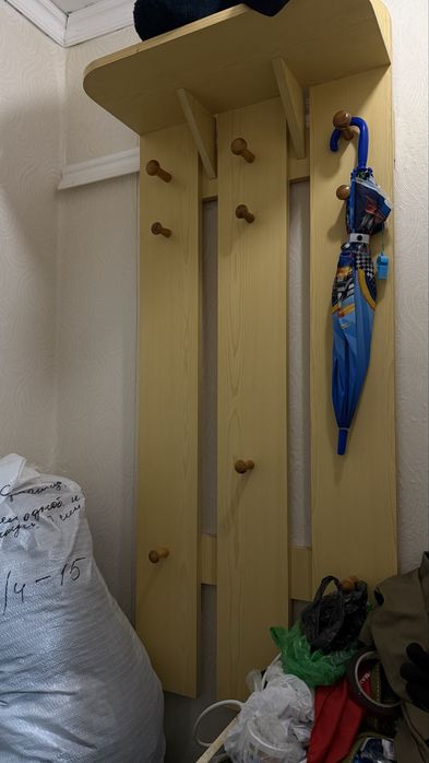 Зеркало и вешалка