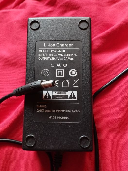 Încărcator hoverboard,trotineta,bicicleta electrică,etc,litiu24(29,4V)