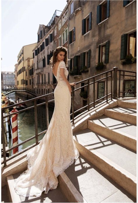 Луксозна сватбена рокля с шлейф. S.