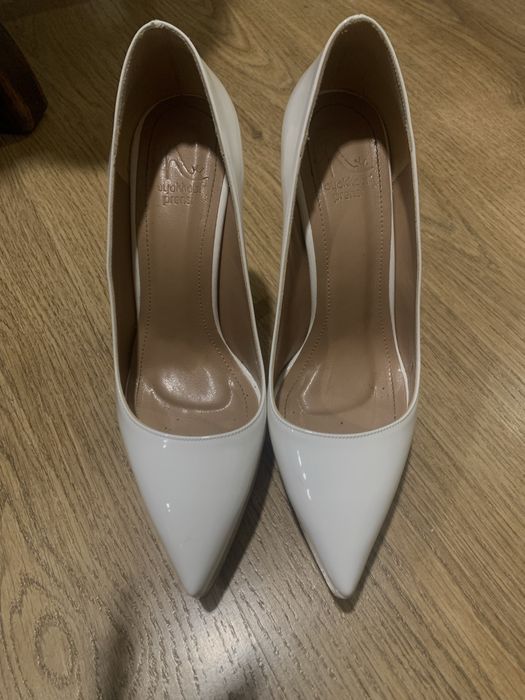 Бели лачени токчета