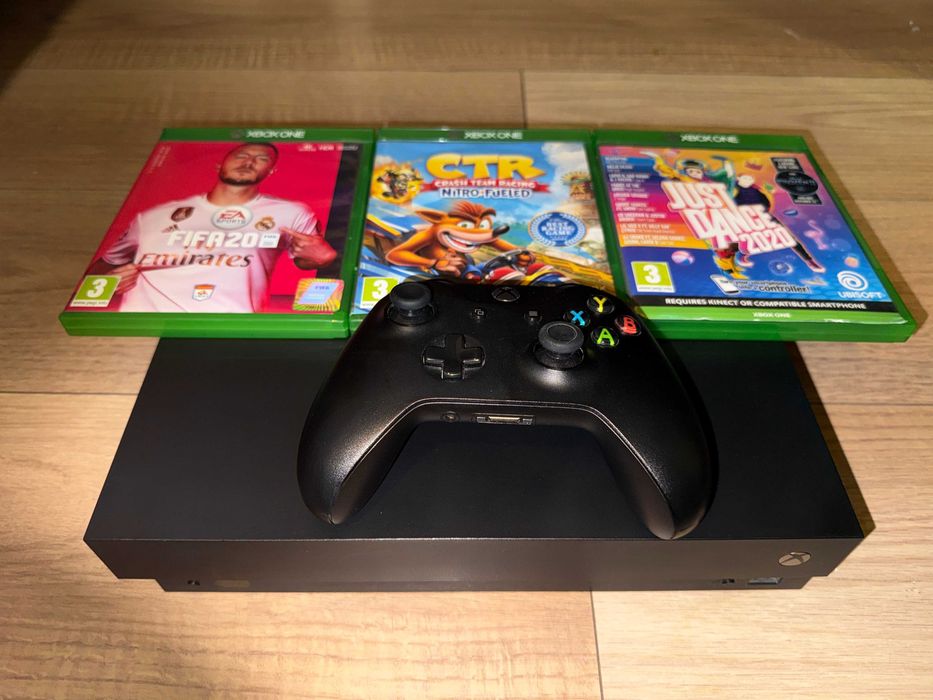 Xbox One X + 3 jocuri