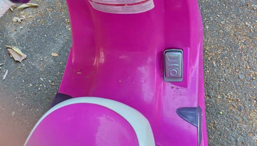 Scuter electric (jucărie) pentru copii cu vârsta între 3 și 6 ani