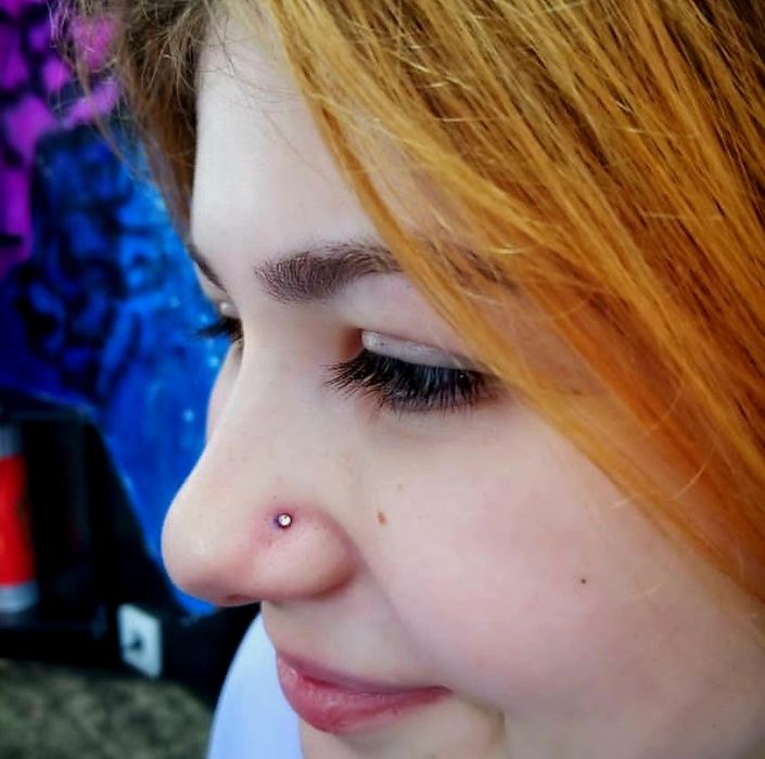 Прокол ушей, пирсинг, с выездом на дом.