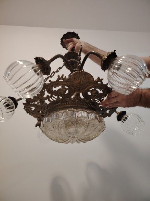 Candelabru antic din bronz masiv in stil francez și sticla centrala ,6 brațe cu abajoare din sticla model lalea,piesa foarte masiva cu o lucrătură de