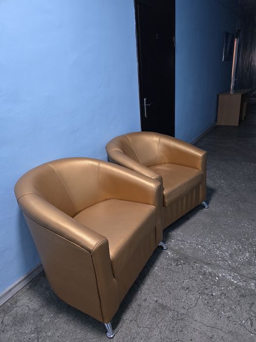 Продам 2 кресла кожзам