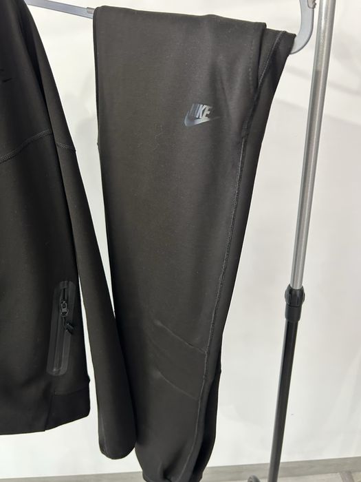Nike tech negru.