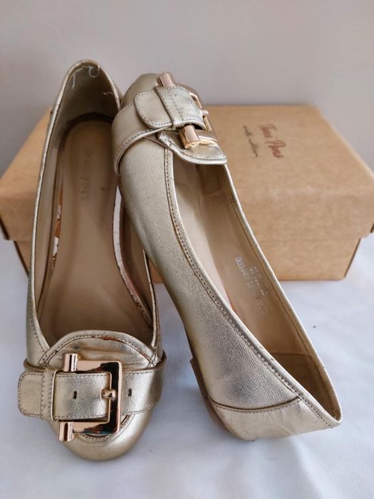 Продавам елегантни пролетни обувки