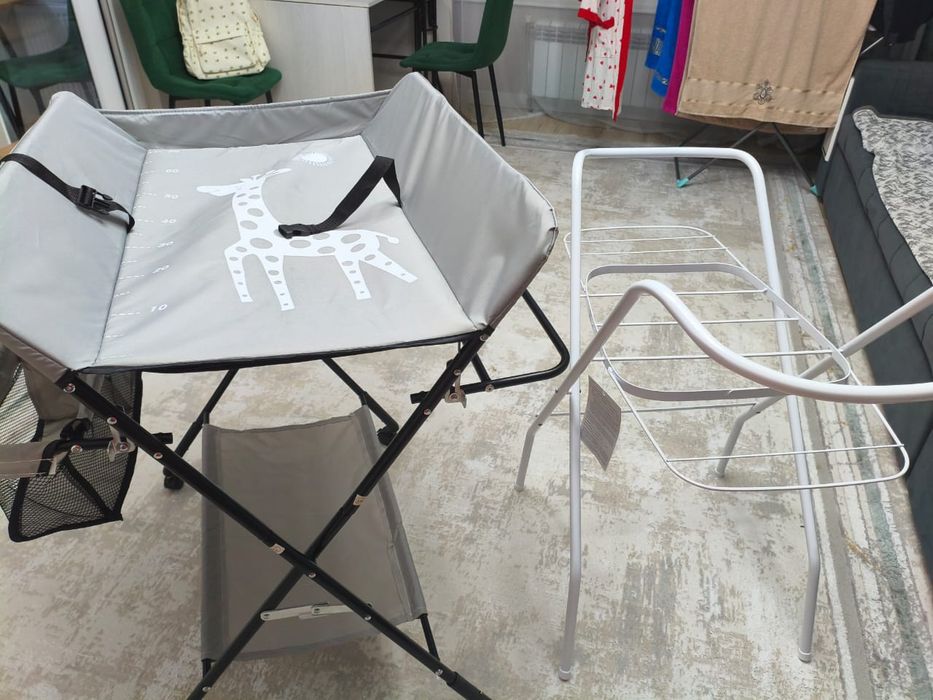 Продам пеленальный столик,  подставка под  ванную,  шезлонг,