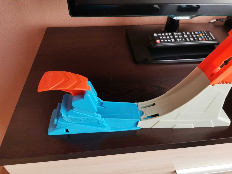 Изтрелваща писта с количка на hot wheels