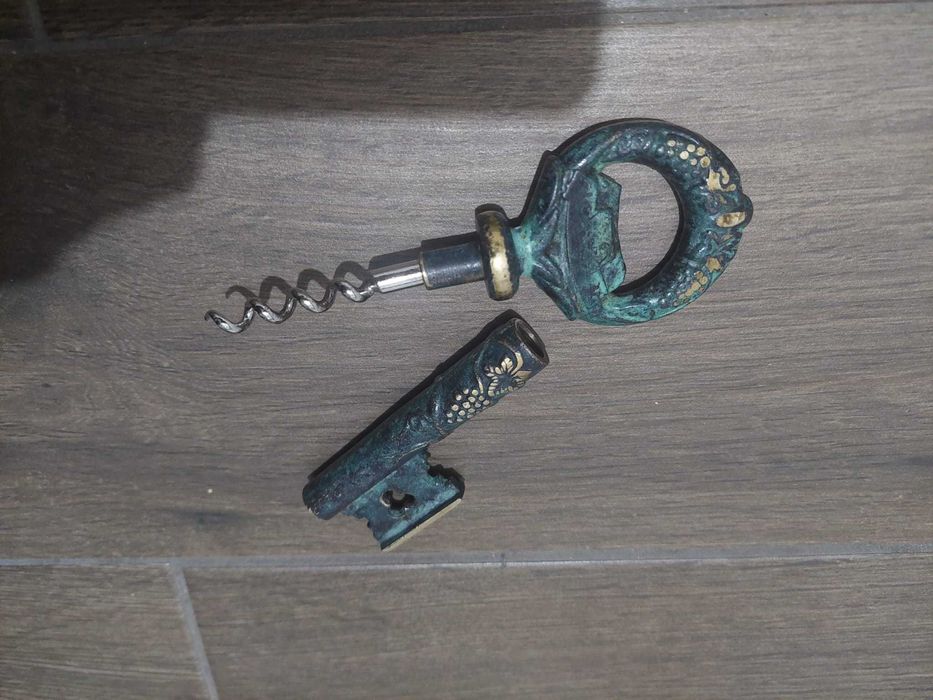 Tirbuson vechi din bronz in forma de cheie