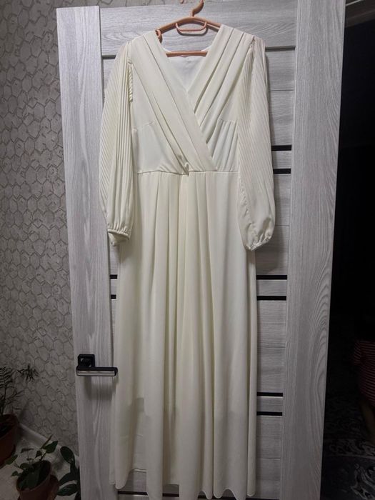 Продам платье цвет айвори