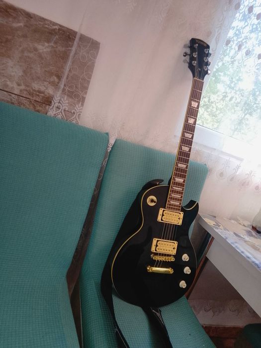 Vând chitara electrica