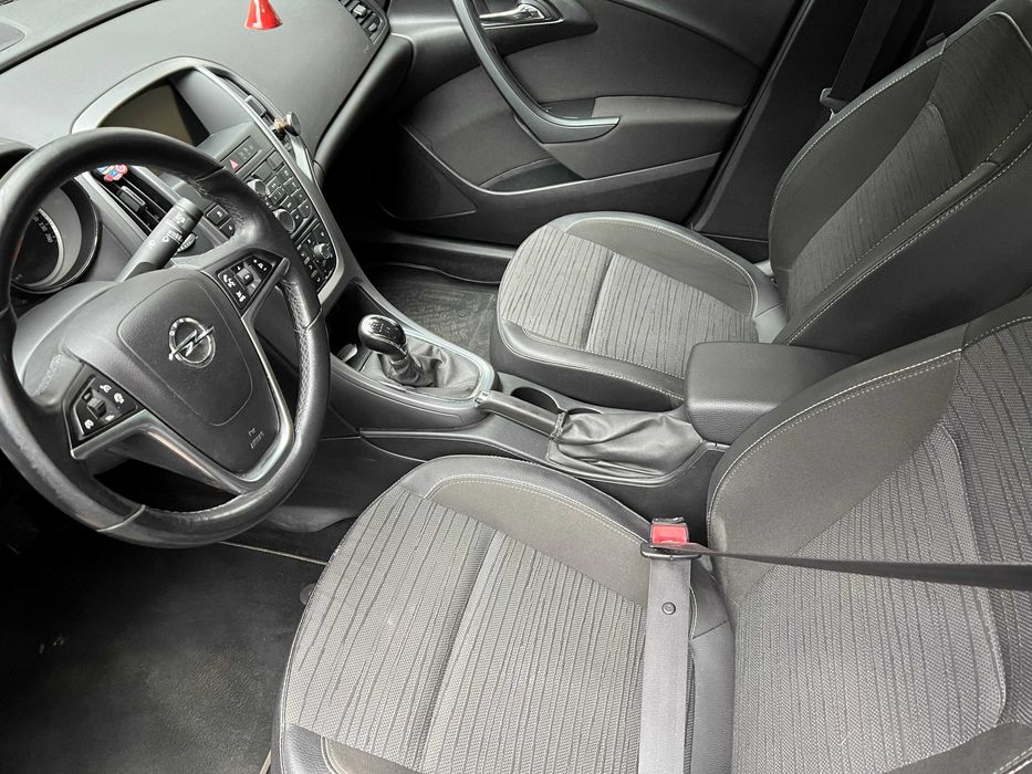 Opel Astra J Berlina, motor 1.6 benzina, an fabricatie 2017, 64000 km