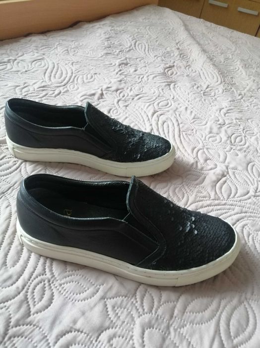 Продават се дамски обувки.