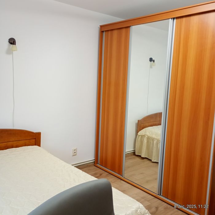 De închiriat apartament două camere decomandat etaj intermediar
