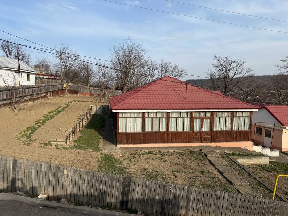 Casa de vanzare + teren 1000 mp, intravilan, Podu Iloaiei