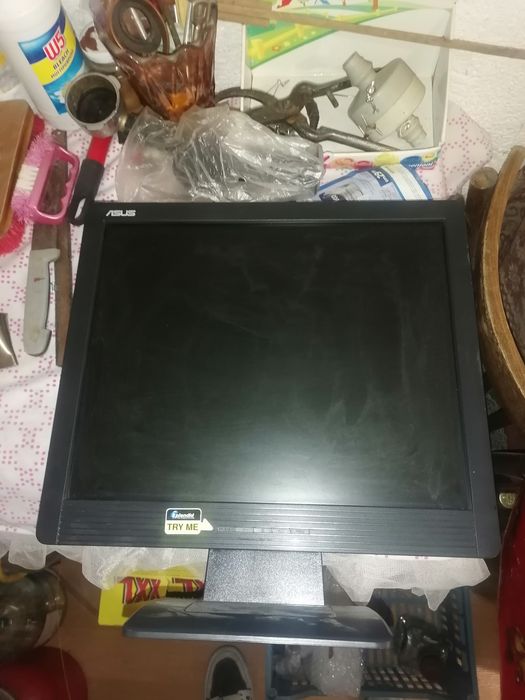 Цветен монитор за настолен компютър