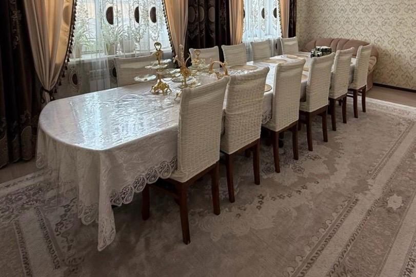 Стол со стулями.