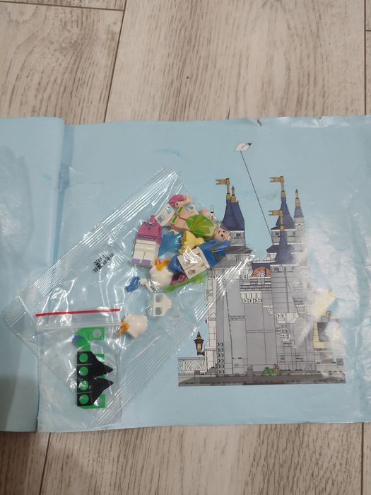 Vând lego Castel Disney land 390 ron