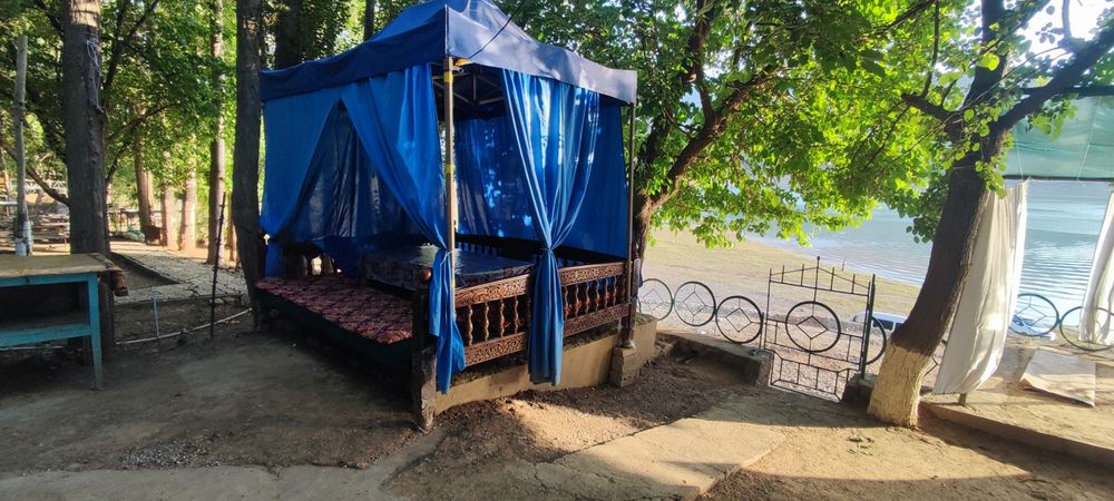 Тапчан возле берега. Все условия есть прямь вид на моря.