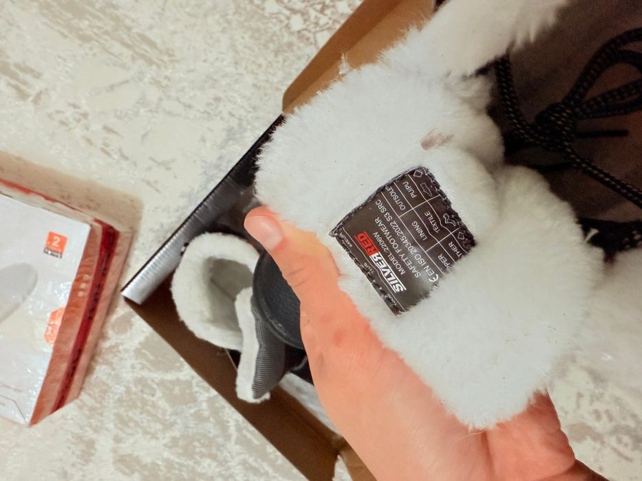 Новый!!!Продам спец ботинки