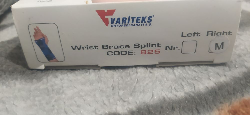 Шина-бандаж на запястье.