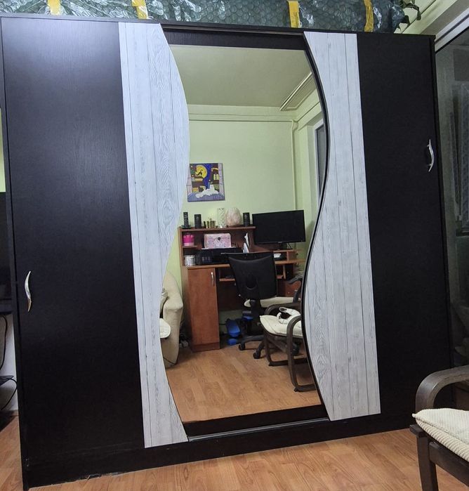 Șifonier negru cu oglindă