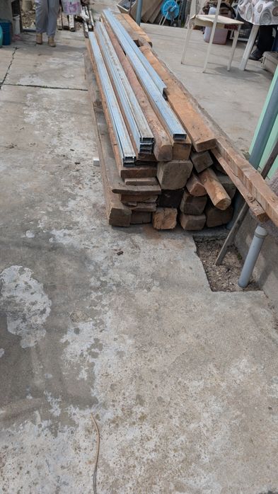 Дървени греди на различни размери подходящи за колони