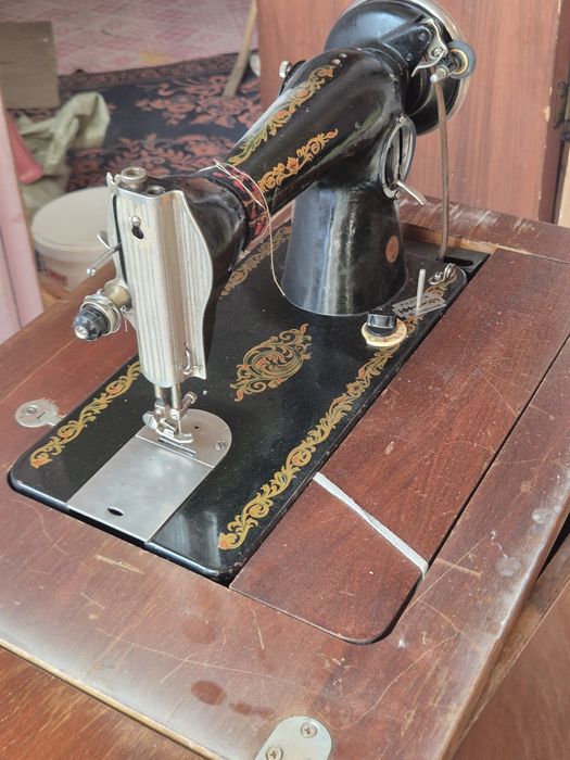 Швейная машинка,рабочая.