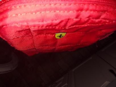 Ферари чантичка почти чисто нова