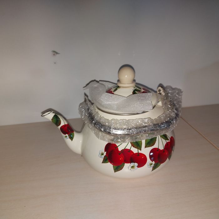 Железный чайник новый с коробкой продам