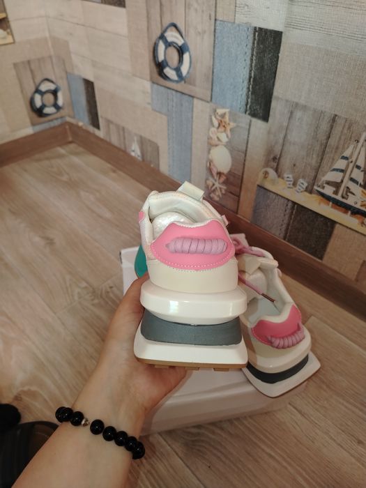 Продам женские летние кроссовки