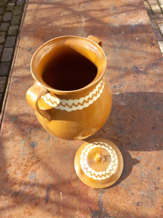 Semne pt.poligon și vas ceramic vechi