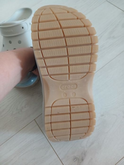 Vand Crocs noi fara eticheta
