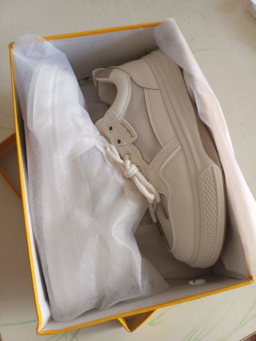 Женские кроссовки