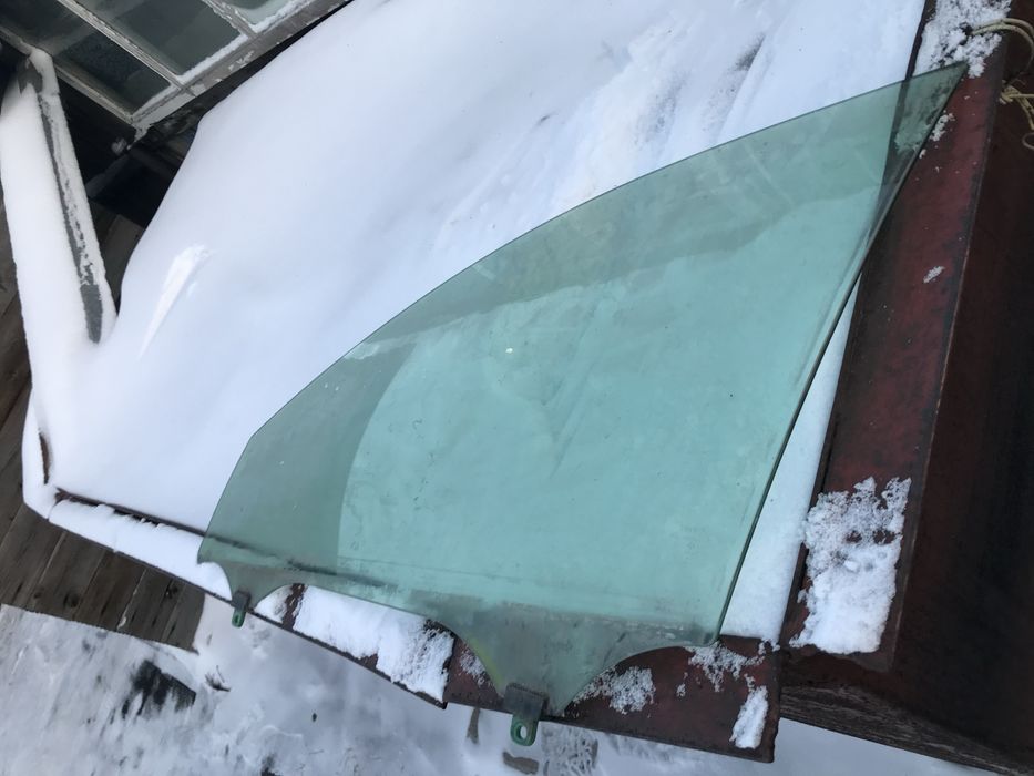 Продам переднее левое стекло на камри 40-45