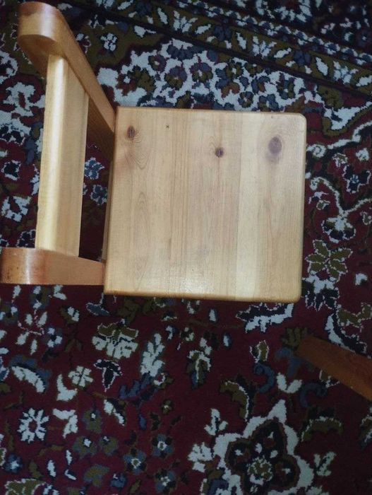 Продам детский стол и 2 стула