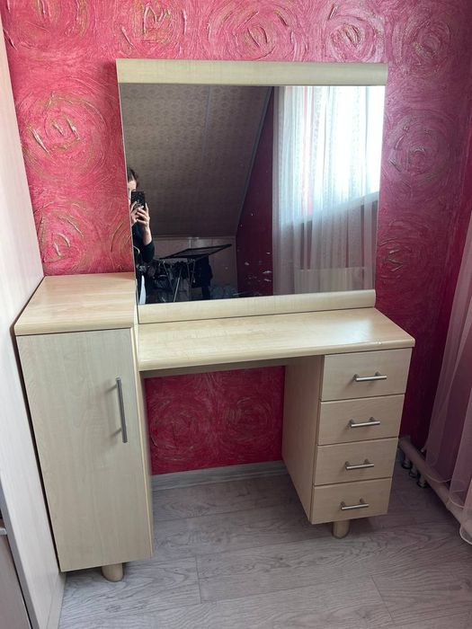Туалетный столик с зеркалом