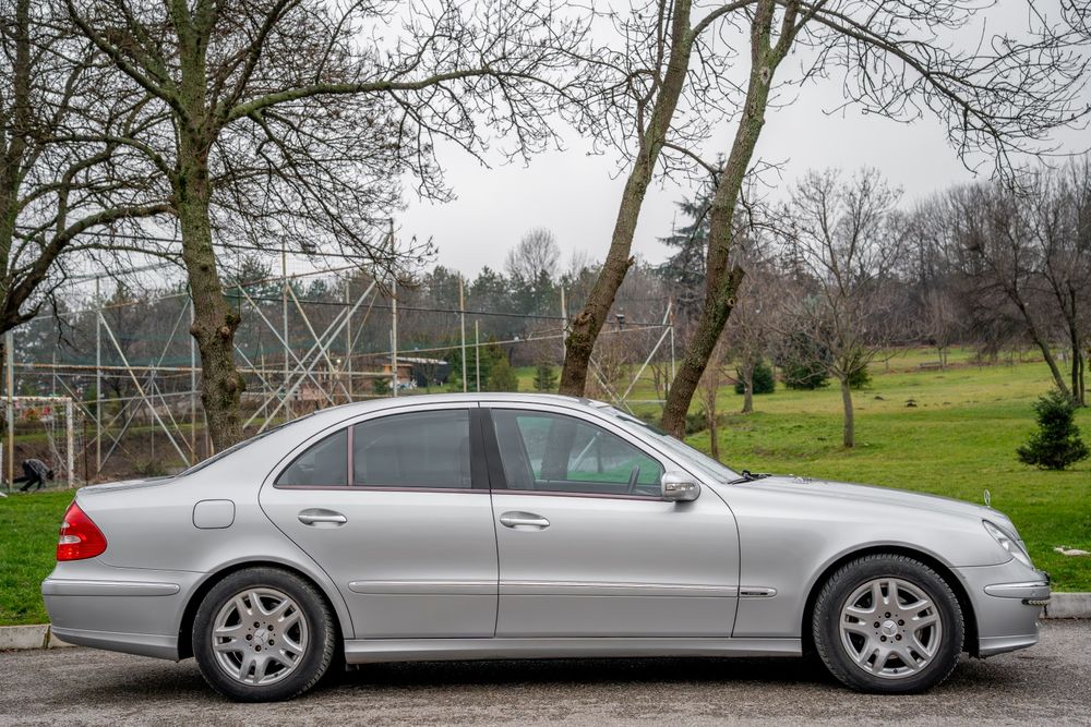 Mercedes W211  седан