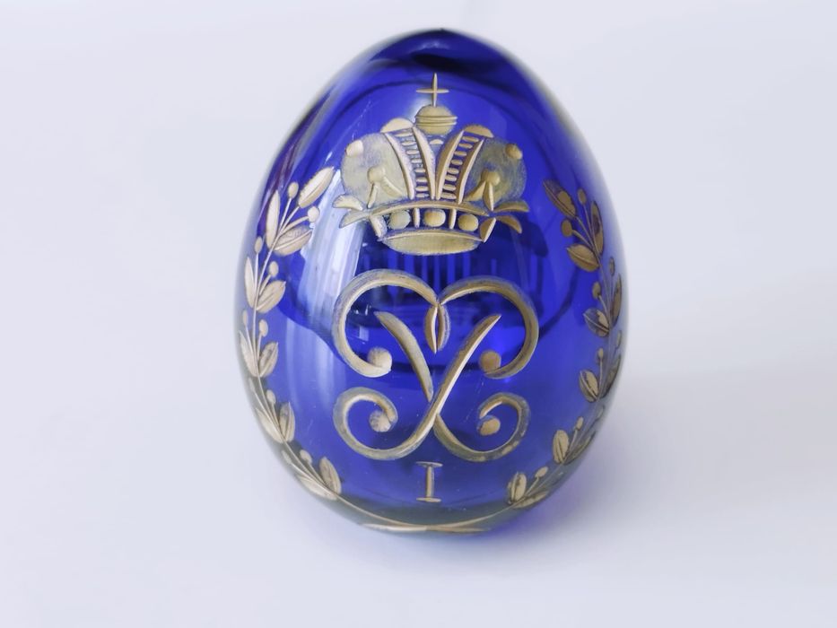 Ou din sticla albastru cobalt, sculptat manual