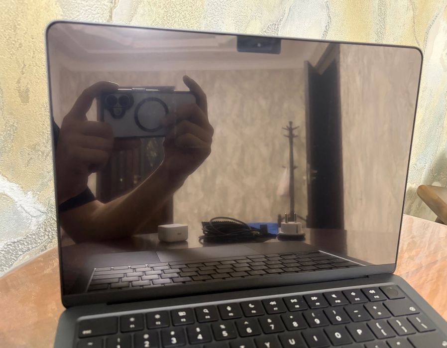 Macbook Air M5 13 24gb/1tb Midnight (1 oy ishlatilgan)