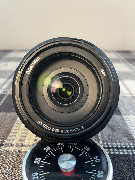 Обектив Sony 3.5-6.3f/18-200mm OSS със сенник
