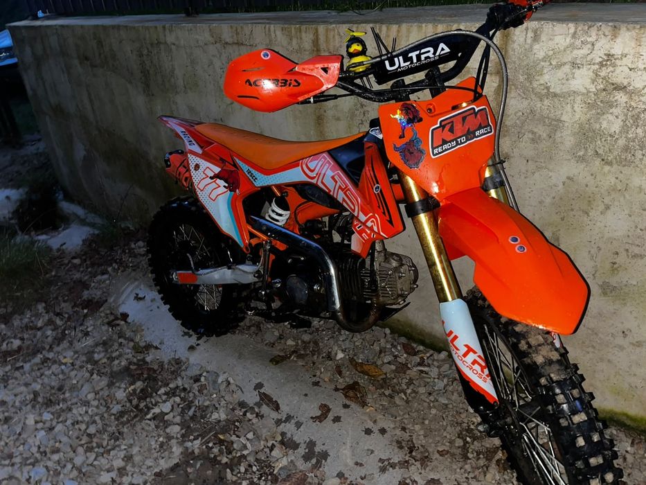 Moto cross cu cască scimb cu animale