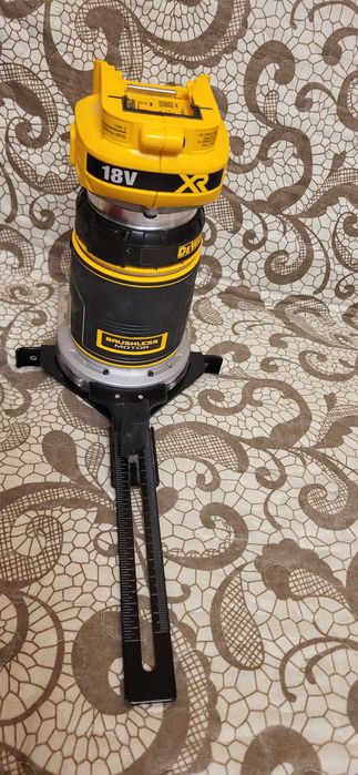 Masina de frezat DeWalt DCW600, compatibila 18V XR, brushless, 8mm fuctionala fara acumulator