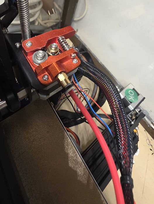 Imprimantă 3D Creality Ender 3 Pro cu upgrade-uri multiple, BLTouch, carcasă, accesorii multiple